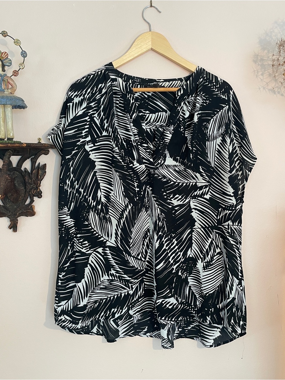 Banana Republic Black and White V-Neck Palm Hawaiian Print Blouse Dolman Sleeves